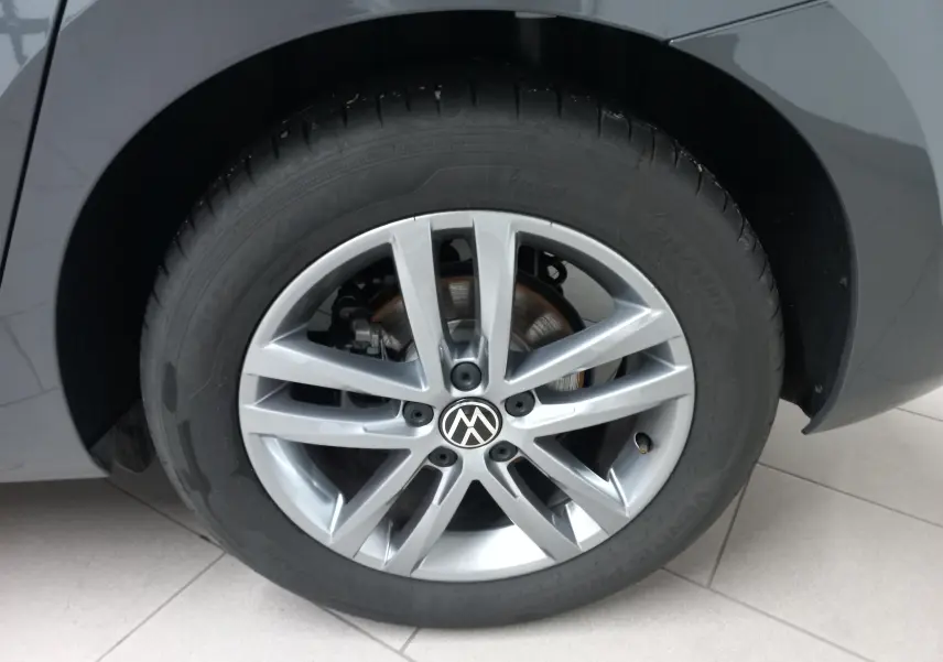 Gros plan sur la roue avant droite gris dauphin du Volkswagen Touran 2025 avec jante alliage à 10 branches.