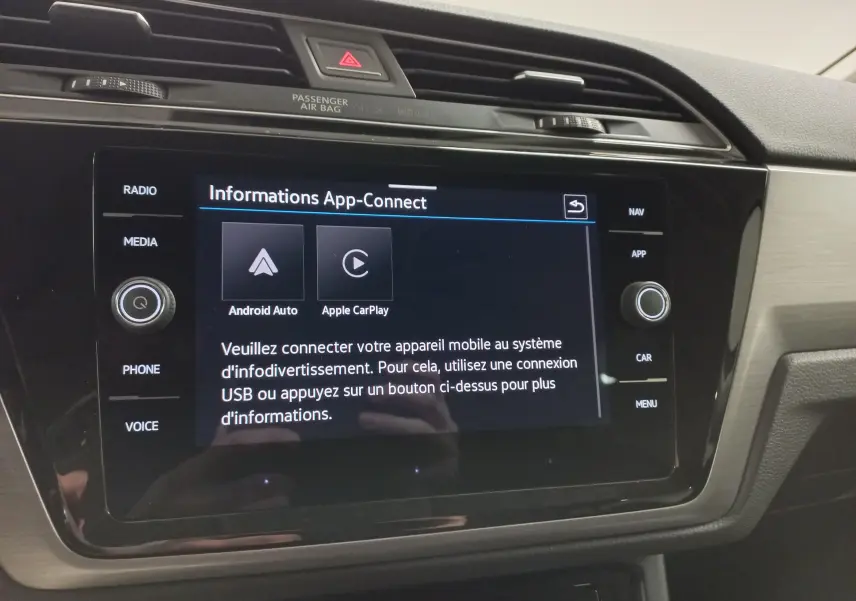 Écran tactile central du Volkswagen Touran 2025 affichant les options Android Auto et Apple CarPlay, avec tableau de bord gris.