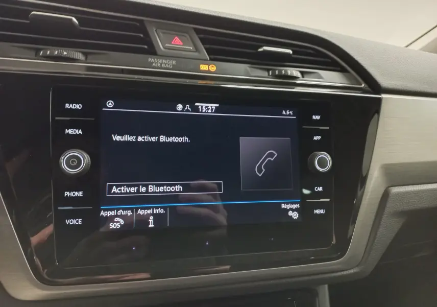 Écran tactile central du tableau de bord du Volkswagen Touran 2025, affichant l'activation du Bluetooth.