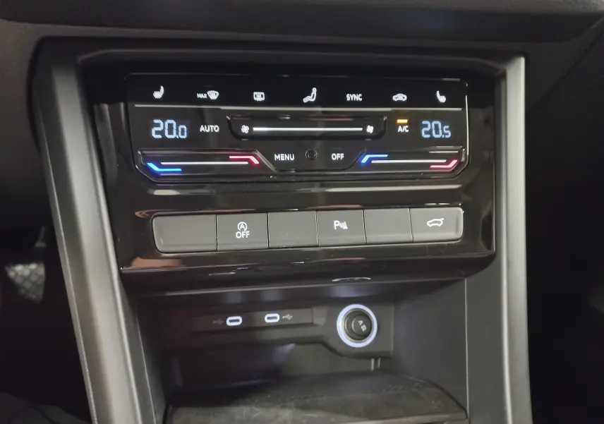 Détail de la console centrale du Volkswagen Touran 2025, affichage numérique de la climatisation et boutons de commande.