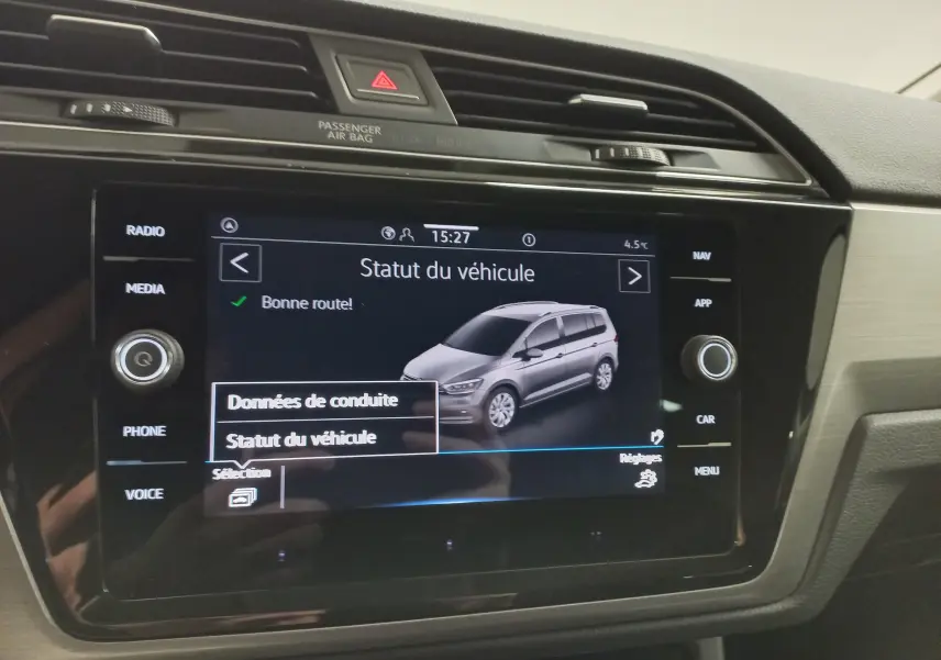 Écran central affichant le statut du Volkswagen Touran gris dauphin, vue 3/4 avant sur l'interface multimédia.