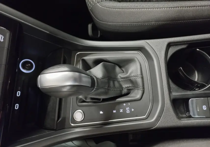 Vue rapprochée de la console centrale du Volkswagen Touran 2025, avec levier de vitesse automatique et bouton start/stop.
