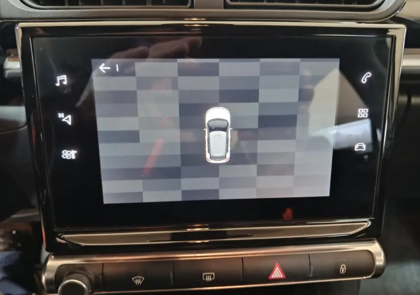 Écran tactile central affichant la vue aérienne du véhicule Citroën C3 noir, tableau de bord intérieur visible.