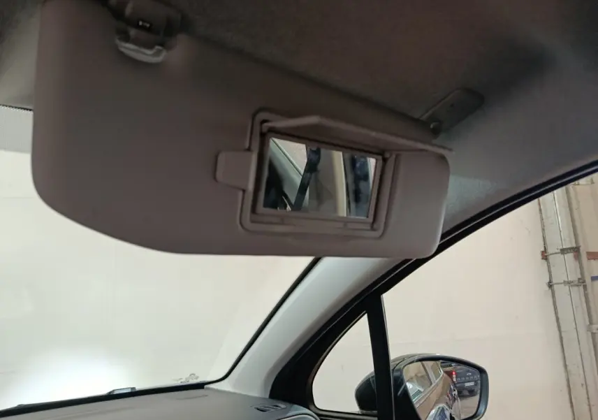 Vue intérieure côté conducteur du pare-soleil avec miroir ouvert, rétroviseur extérieur noir d'une Citroën C3 2024.