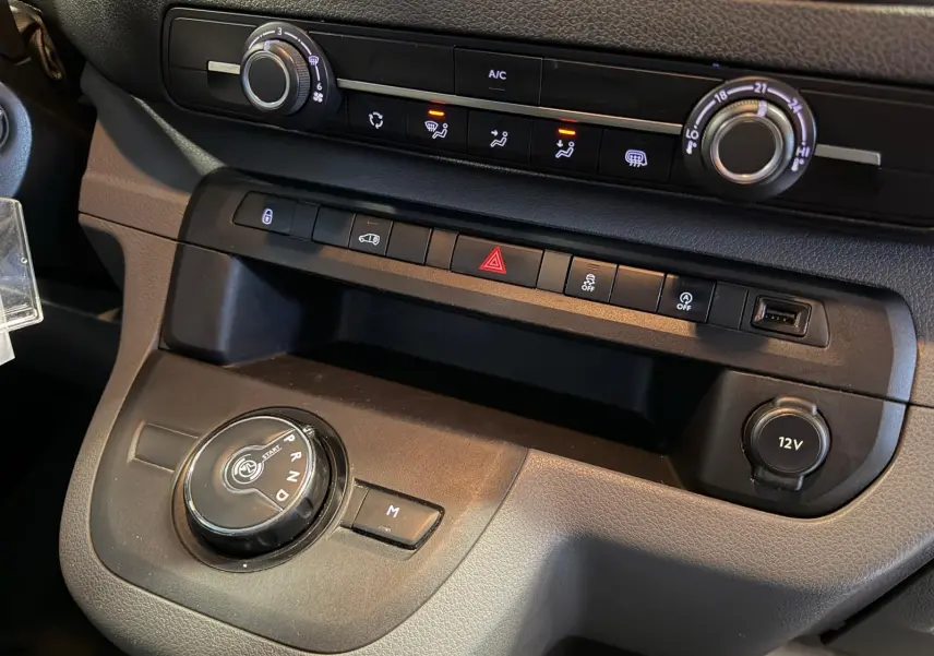 Vue rapprochée de la console centrale noire du Citroën Jumpy 2.0 BlueHDi 180 EAT avec molette de boîte auto et commandes climatisation.