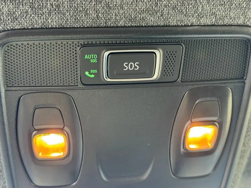Détail du plafonnier intérieur avec bouton SOS et éclairages de lecture allumés dans un Renault Captur blanc nacré 2025.