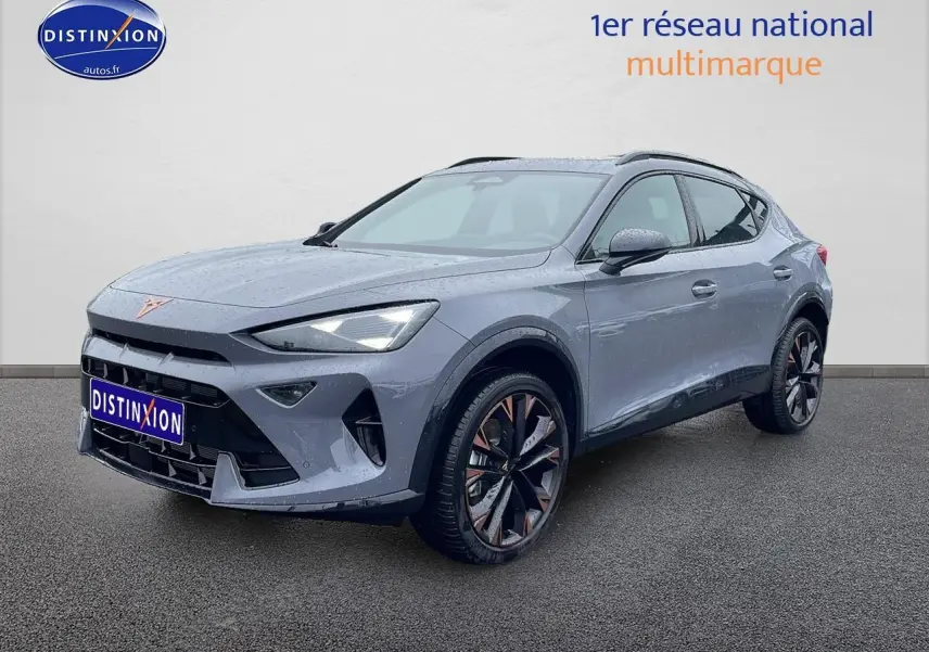 Vue 3/4 avant droite d'un CUPRA Formentor gris graphene avec jantes noires et cuivrées, sur fond neutre.