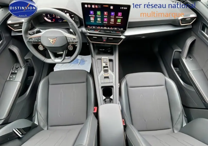 Vue intérieure avant du CUPRA Formentor 2.0 TDI 150 gris graphene, avec volant cuir multifonction et écran tactile central.