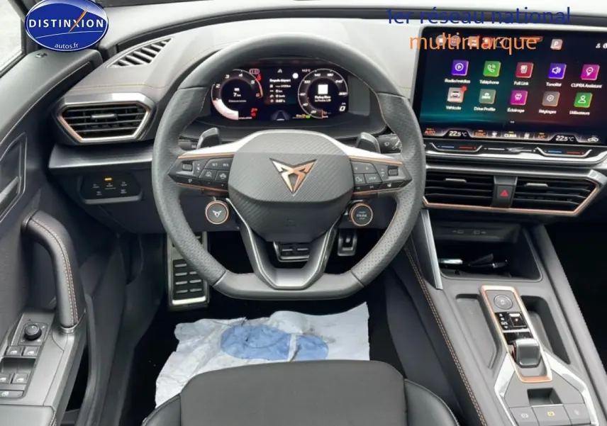 Vue intérieure frontale du poste de conduite du CUPRA Formentor 2.0 TDI gris graphene avec volant sport multifonction et écran tactile.