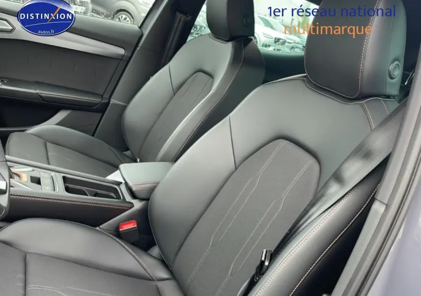 Intérieur avant du CUPRA Formentor 2.0 TDI 150 gris graphene, sièges sport cuir et tissu avec surpiqûres contrastées.