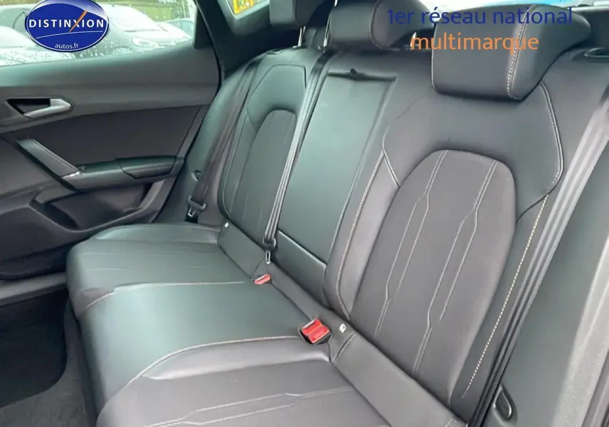Vue intérieure sur la banquette arrière en cuir noir avec surpiqûres contrastées dans une CUPRA Formentor 2026.