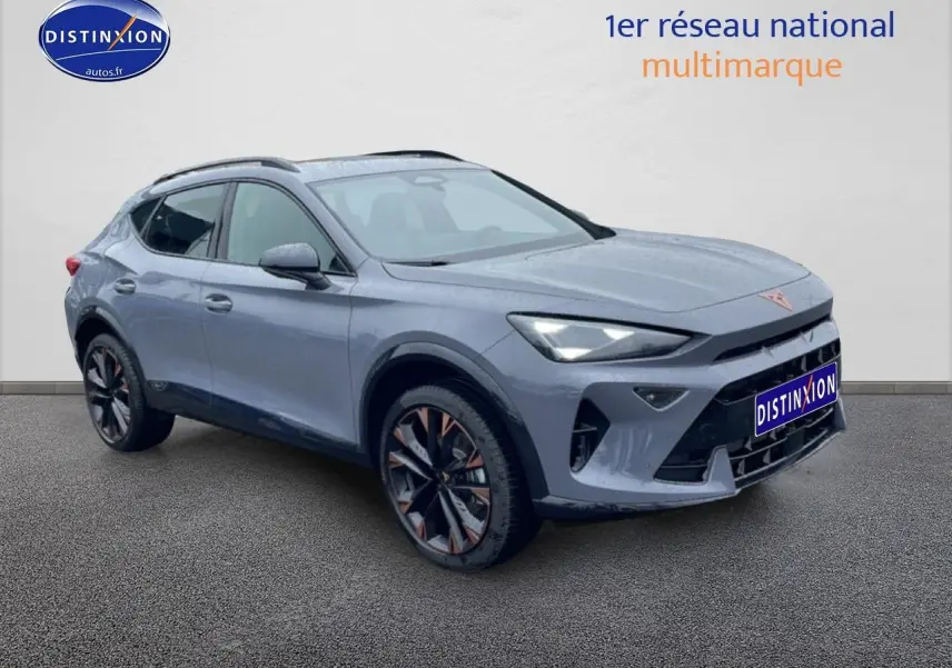 Vue 3/4 avant d'un CUPRA Formentor gris graphene avec jantes noires et détails cuivrés, sur fond neutre.