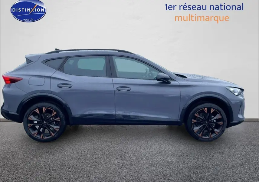 Profil droit du CUPRA Formentor gris graphene 2026 avec jantes noires et cuivre distinctives.