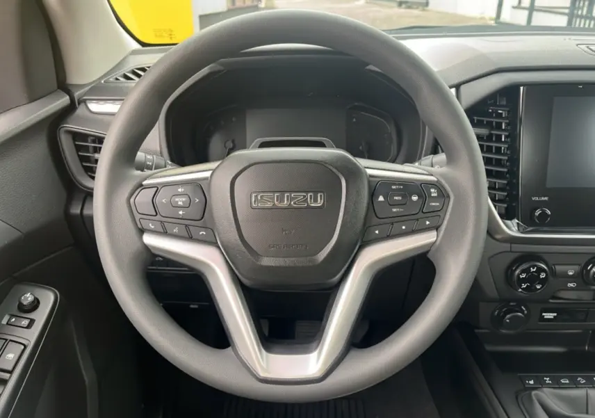 Vue intérieure centrée sur le volant multifonctions noir de l'Isuzu D-MAX 2.2 TD 164 Space Evolution 2026.