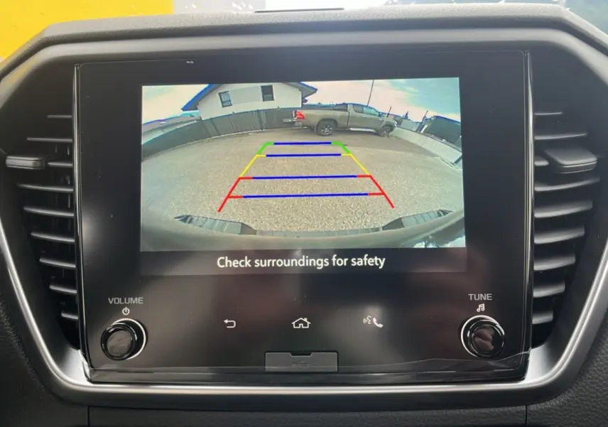 Écran tactile intérieur montrant la caméra de recul du pick-up Isuzu D-MAX noir, vue arrière en marche arrière.