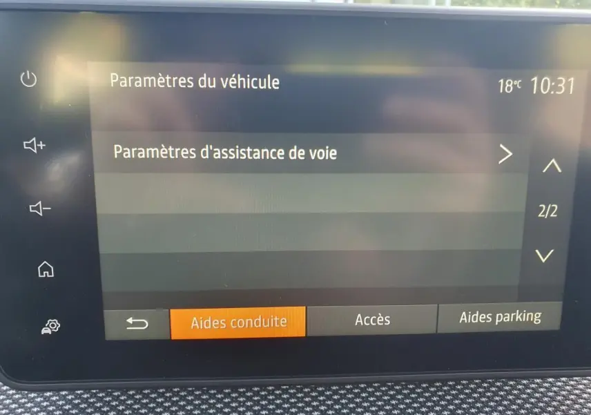 Écran tactile intérieur affichant les paramètres d'assistance de voie du tableau de bord de la Dacia Sandero 2024.