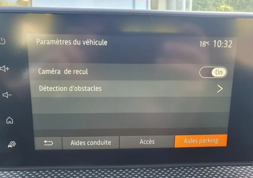 Écran tactile intérieur affichant les paramètres du véhicule Dacia Sandero 2024, avec option caméra de recul activée.