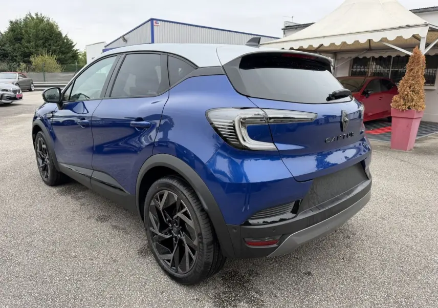 Vue 3/4 arrière droite du Renault Captur Esprit Alpine bleu avec toit blanc et jantes noires distinctives.