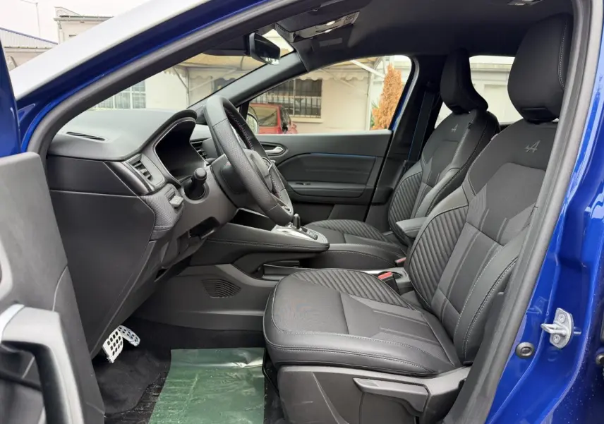 Vue intérieure côté gauche de la Renault Captur Esprit Alpine bleu, sièges avant noirs avec logo Alpine brodé.