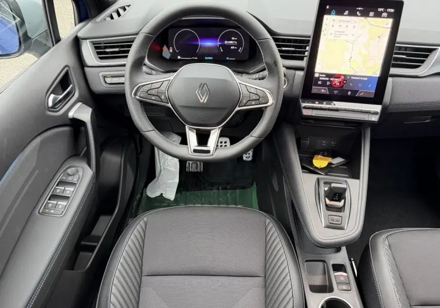Vue intérieure avant du Renault Captur esprit Alpine 2026, volant multifonctions, écran tactile vertical et sellerie noire.