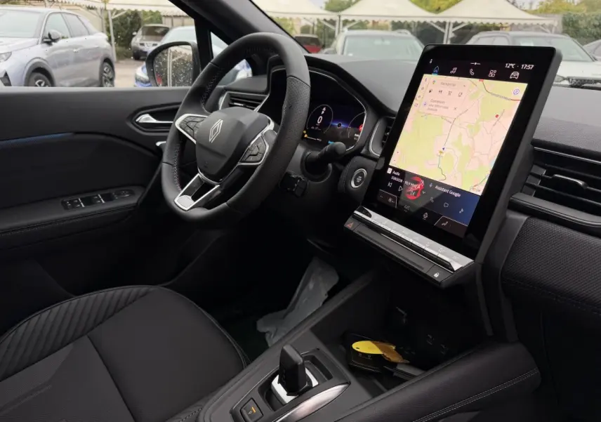 Vue intérieure côté conducteur du Renault Captur Esprit Alpine hybride 2026, avec écran tactile central affichant la navigation.