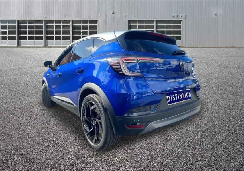 Vue 3/4 arrière droite du Renault Captur bleu esprit Alpine avec jantes noires et toit blanc.