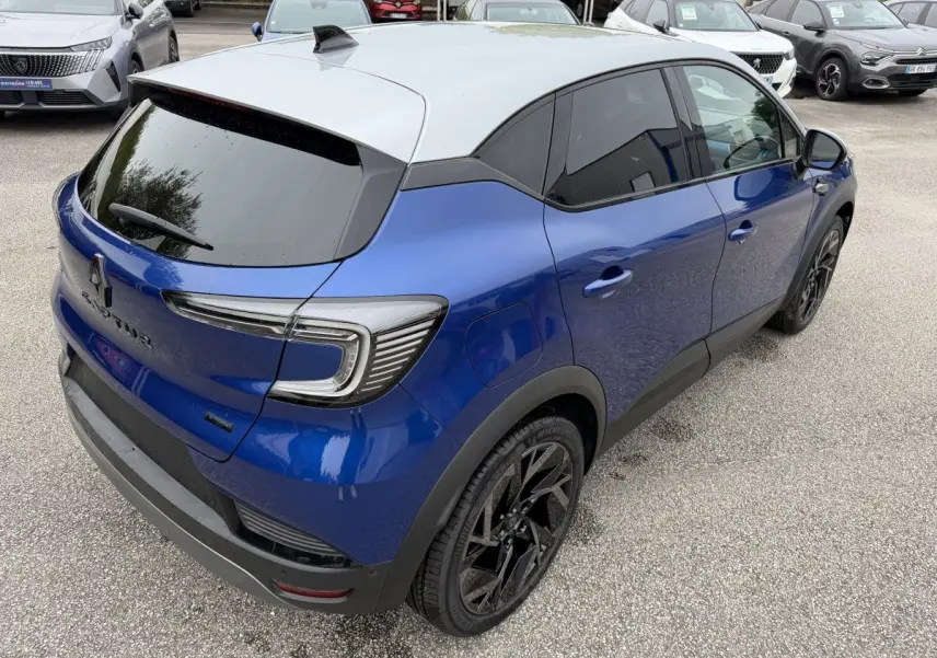 Vue 3/4 arrière droite du Renault Captur bleu esprit Alpine avec toit blanc et jantes noires distinctives.