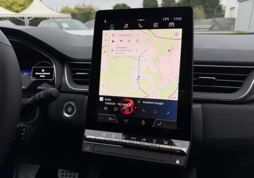 Vue intérieure du tableau de bord du Renault Captur esprit Alpine hybride, écran tactile central affichant la navigation.