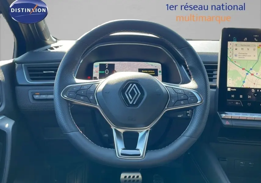 Vue intérieure centrée sur le volant cuir du Renault Captur Esprit Alpine hybride, avec tableau de bord numérique et écran tactile.