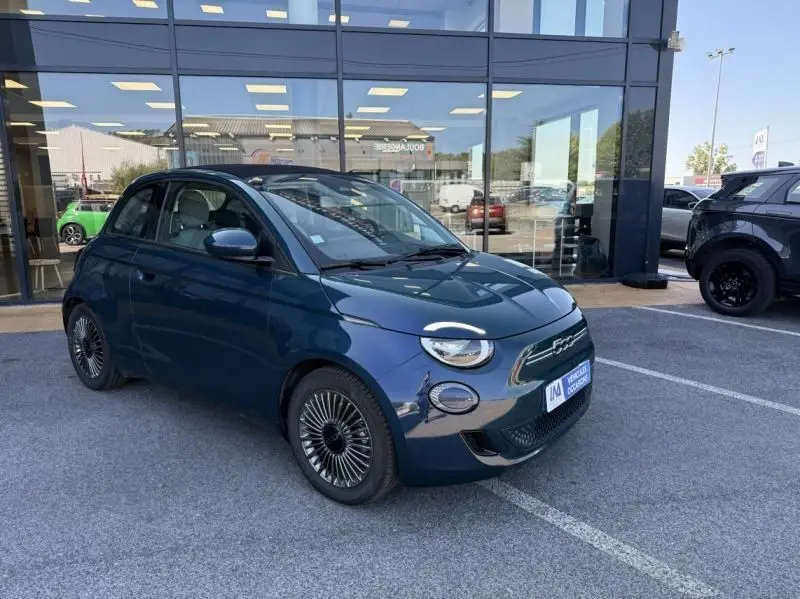 Fiat 500C électrique vert foncé métal vue 3/4 avant droit, avec jantes stylisées et toit fermé.