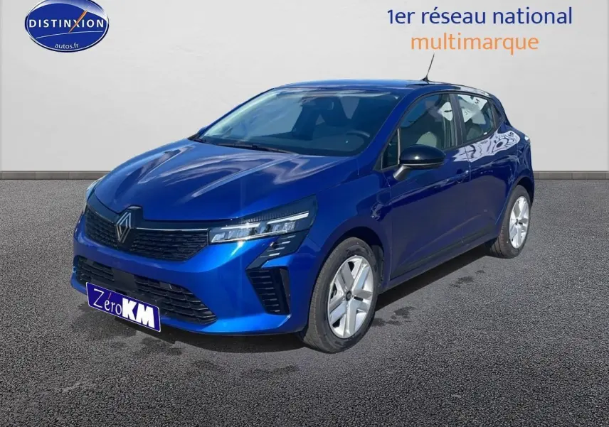 Renault Clio V bleu iron vue 3/4 avant droit avec phares LED et jantes alliage sur sol bitumé.