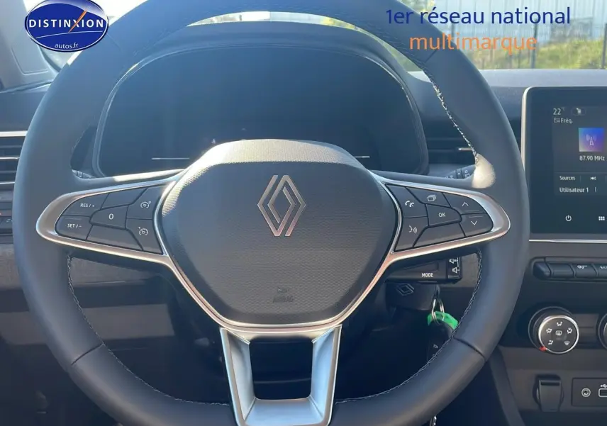 Volant multifonction Renault Clio V 2025 en vue frontale, avec tableau de bord et écran tactile visibles.