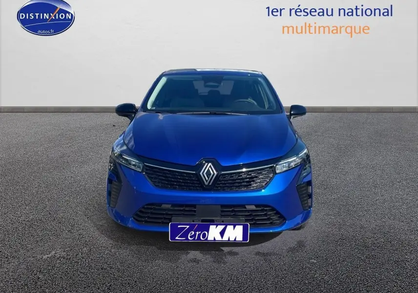 Vue avant d'une Renault Clio V bleu iron avec calandre noire et phares LED allumés sur fond neutre.