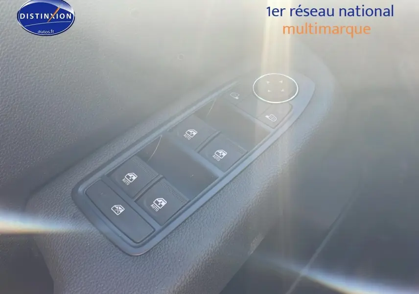 Gros plan sur les commandes des vitres électriques côté gauche de la Renault Clio V bleu iron, intérieur noir.