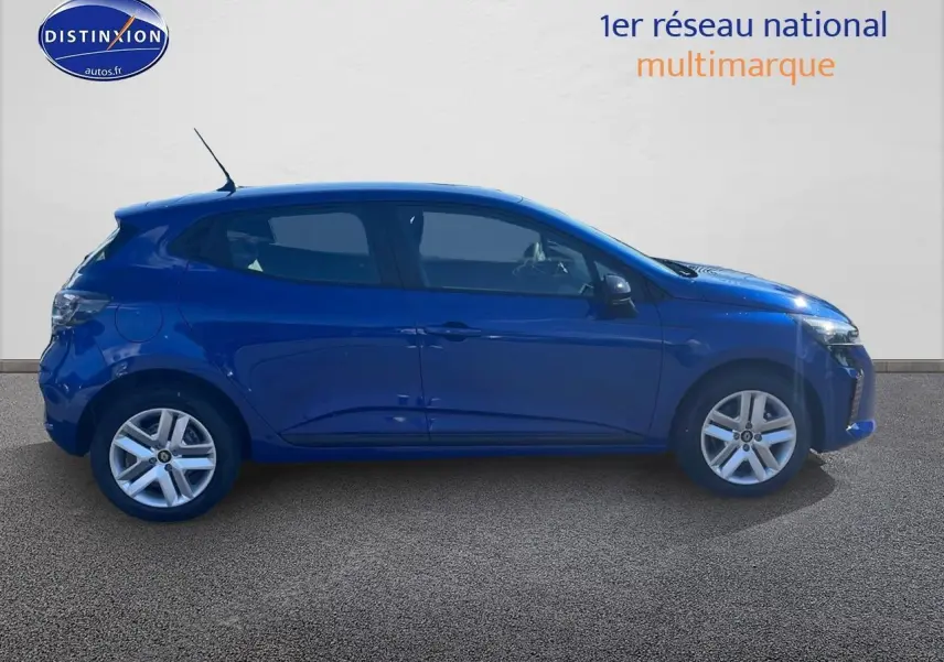 Profil côté gauche de la Renault Clio V bleu iron 2025 avec jantes alliage et vitres teintées sur fond neutre.