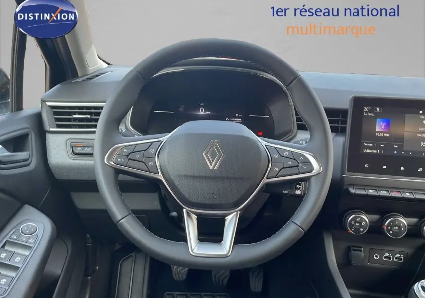Vue rapprochée du volant et du tableau de bord de la Renault Clio noire Étoile Métal 2025 avec écran tactile et commandes au volant.