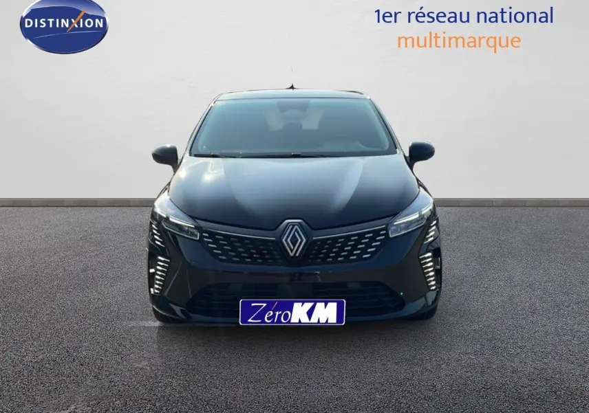 Vue frontale d'une Renault Clio 1.5 DCI 100ch Evolution noire étoile métal avec calandre moderne et feux LED verticaux.