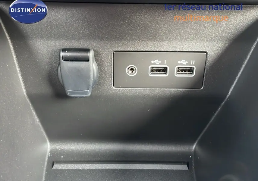 Prise USB double et prise 12V dans l'habitacle de la Renault Clio 1.5 DCI 100ch Evolution noir étoile métal.