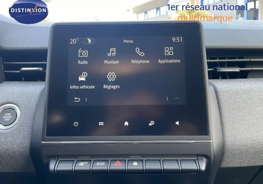 Écran tactile central de la Renault Clio 1.5 DCI 100ch Evolution 2025, affichant menu multimédia, intérieur gris.