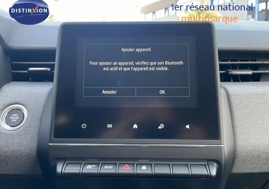 Vue intérieure centrée sur l'écran tactile et la console centrale d'une Renault Clio noire étoile métal 2025.