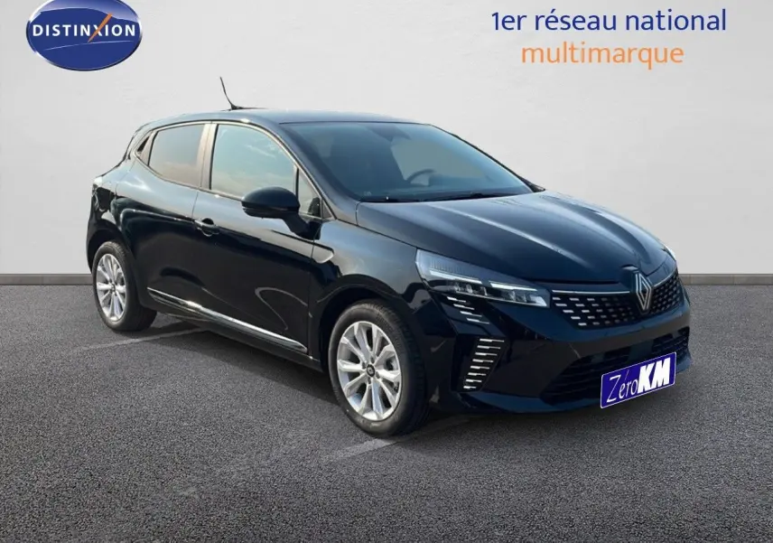 Renault Clio 1.5 DCI 100ch Evolution noir étoile métal vue 3/4 avant sur parking avec jantes argentées.