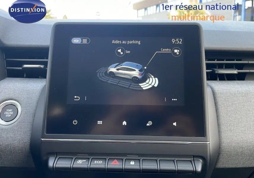 Écran tactile central de la Renault Clio 1.5 DCI 100ch Evolution 2025, affichant l'aide au parking, intérieur gris.