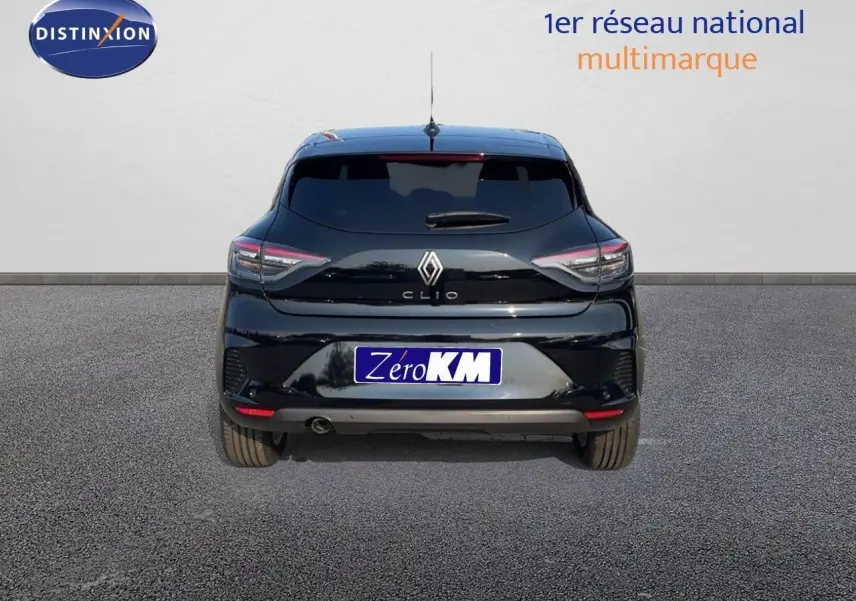 Vue arrière d'une Renault Clio 1.5 DCI 100ch Evolution noire étoile métal, avec feux LED et plaque Zero KM.