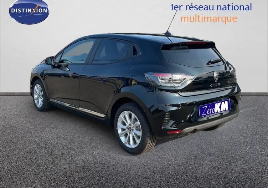 Renault Clio 2025 noir étoile métal vue 3/4 arrière côté gauche avec jantes alliage et feux LED distinctifs.