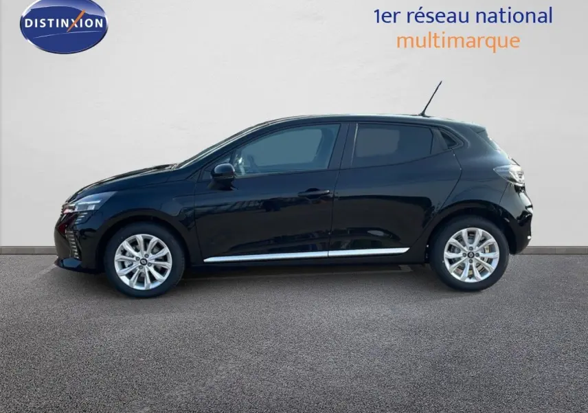 Profil côté gauche de la Renault Clio 1.5 DCI 100ch Evolution noire étoile métal, avec jantes alliage et lignes épurées.