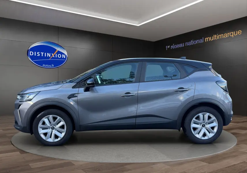 Vue de profil côté gauche du Renault Captur 2024 gris Cassiopée avec toit noir, version TCE 90 Evolution essence.