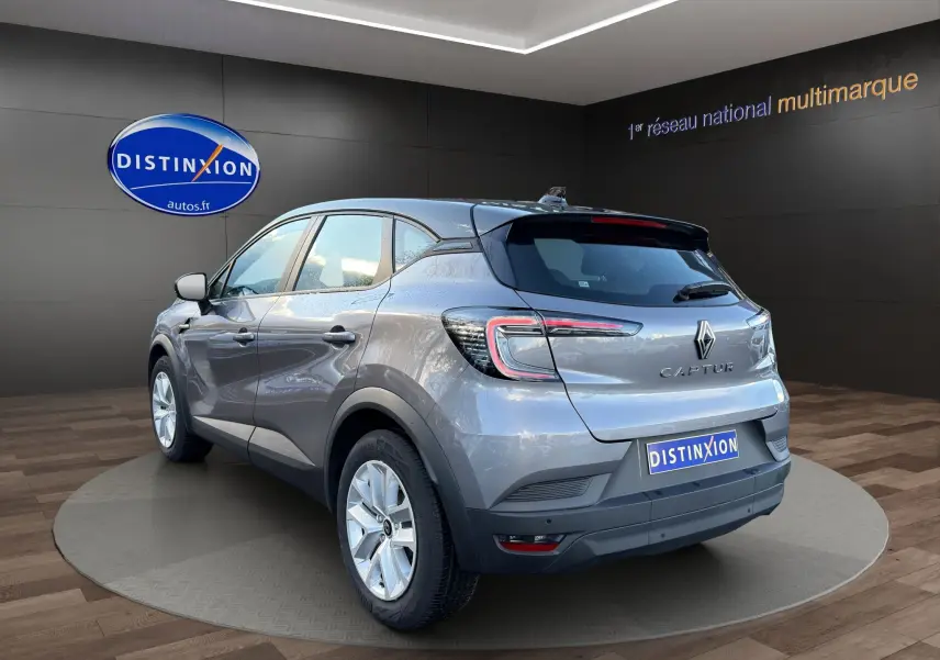 Vue 3/4 arrière droite du Renault Captur 2024 gris Cassiopée avec toit noir et caméra de recul visible.