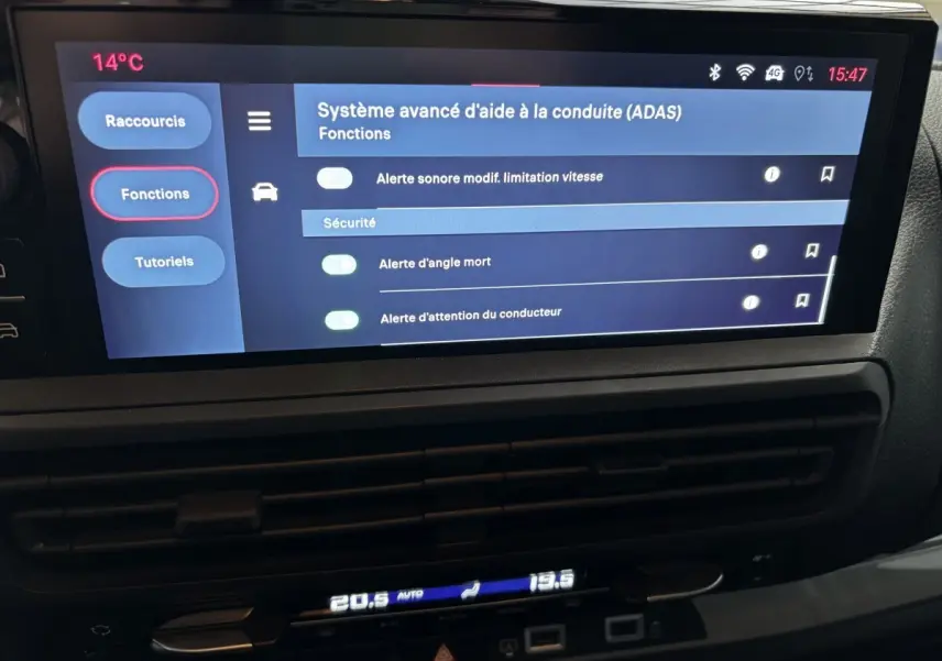 Écran tactile central du Fiat Scudo Fourgon 2025 affichant les options avancées d’aide à la conduite, intérieur noir.