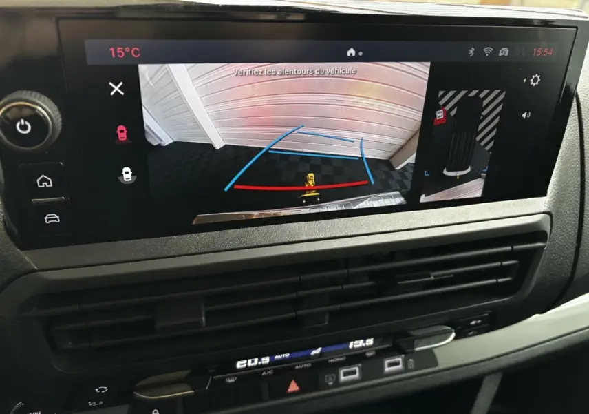 Écran central affichant la caméra de recul avec guidage, intérieur du FIAT Scudo Fourgon noir, vue de face.