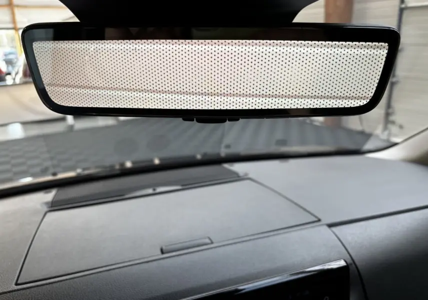 Vue intérieure du tableau de bord et du rétroviseur central d'un FIAT Scudo Fourgon noir, 2025.